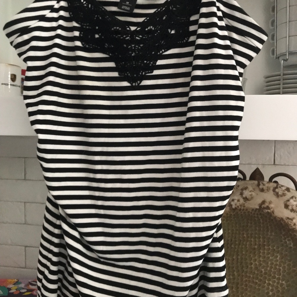 Set of 2 WhiteHouse BlackMarket Camis! Size M